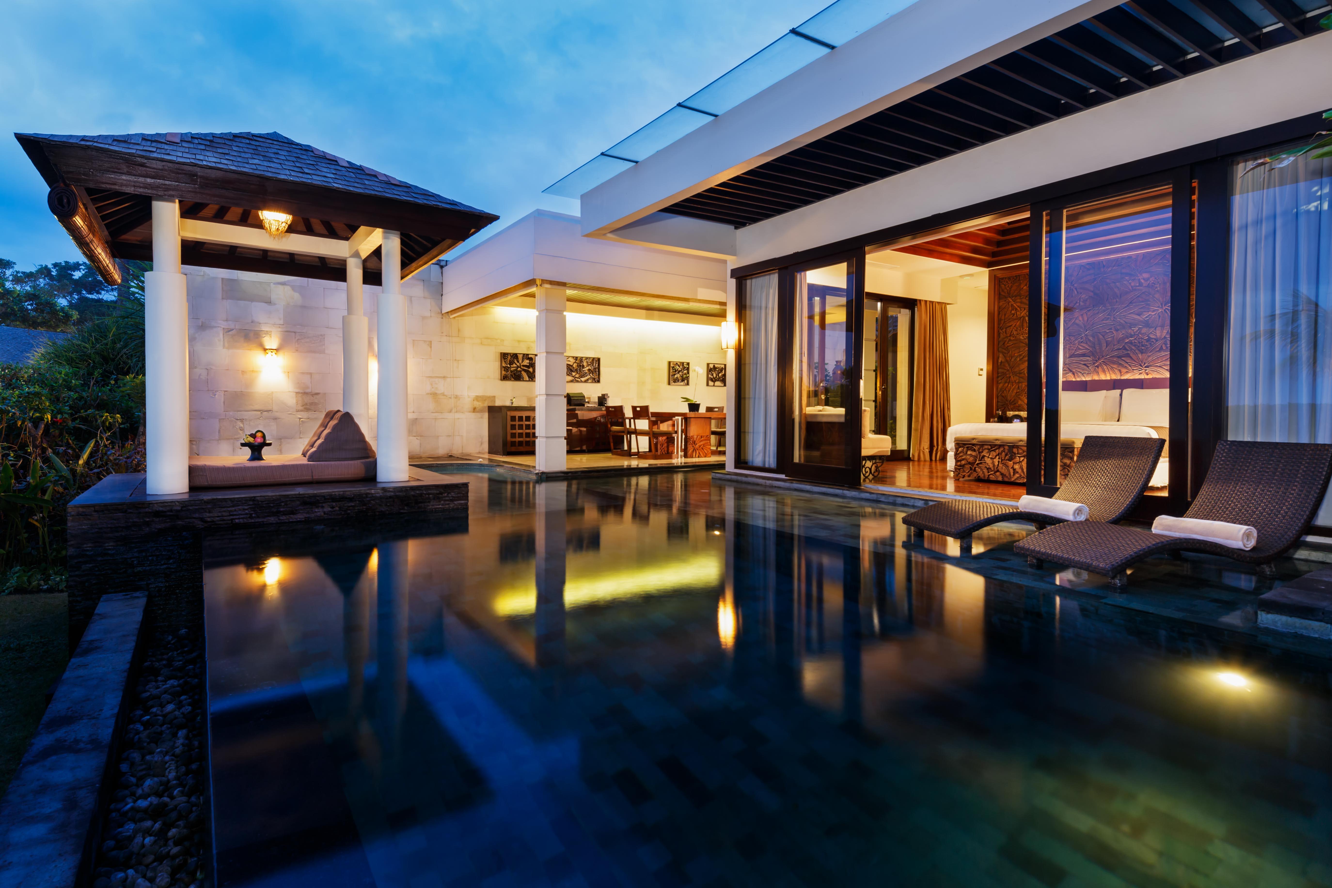 The Seminyak Beach Resort & Spa Ngoại thất bức ảnh A pool villa at the resort