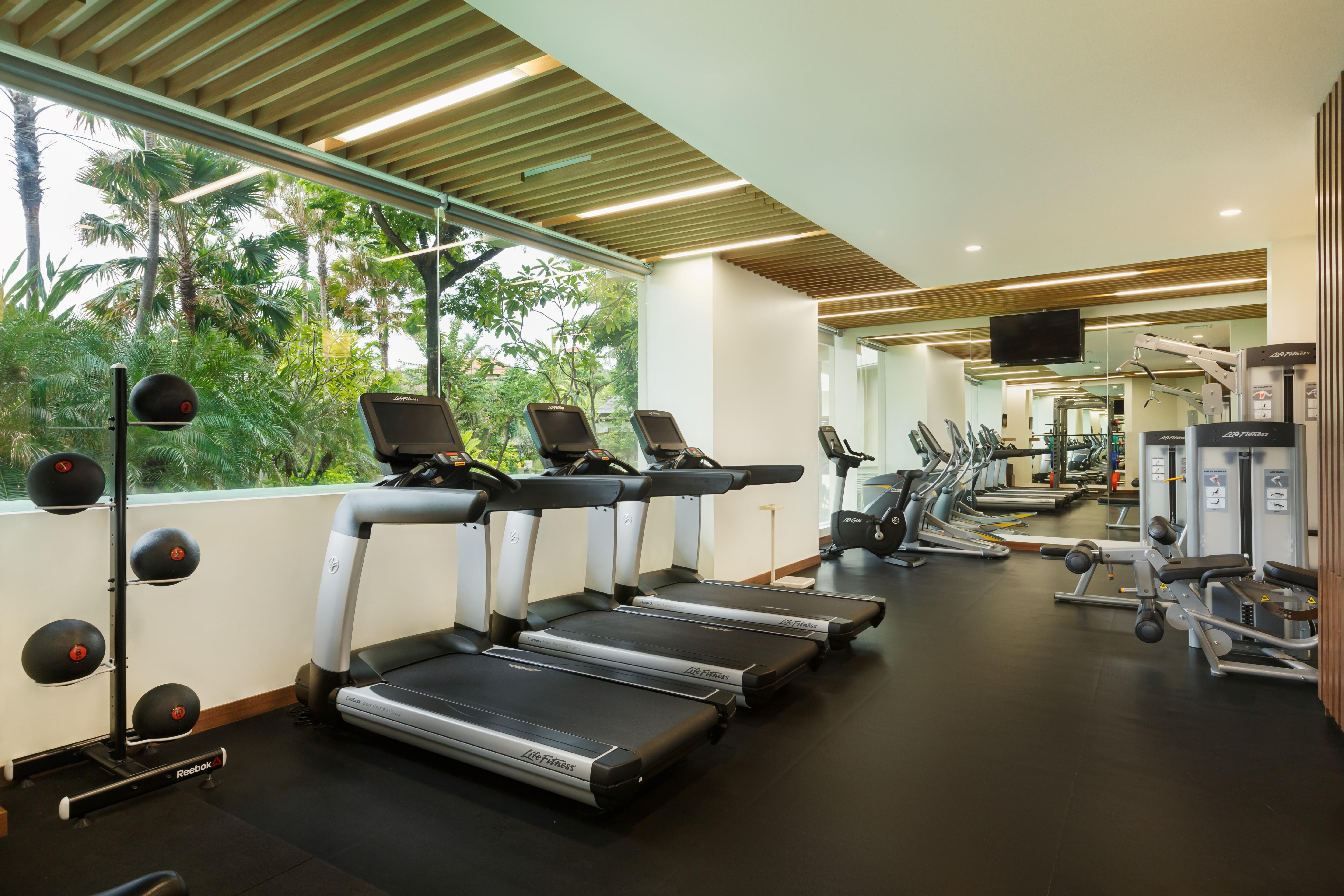 The Seminyak Beach Resort & Spa Ngoại thất bức ảnh The gym at the hotel