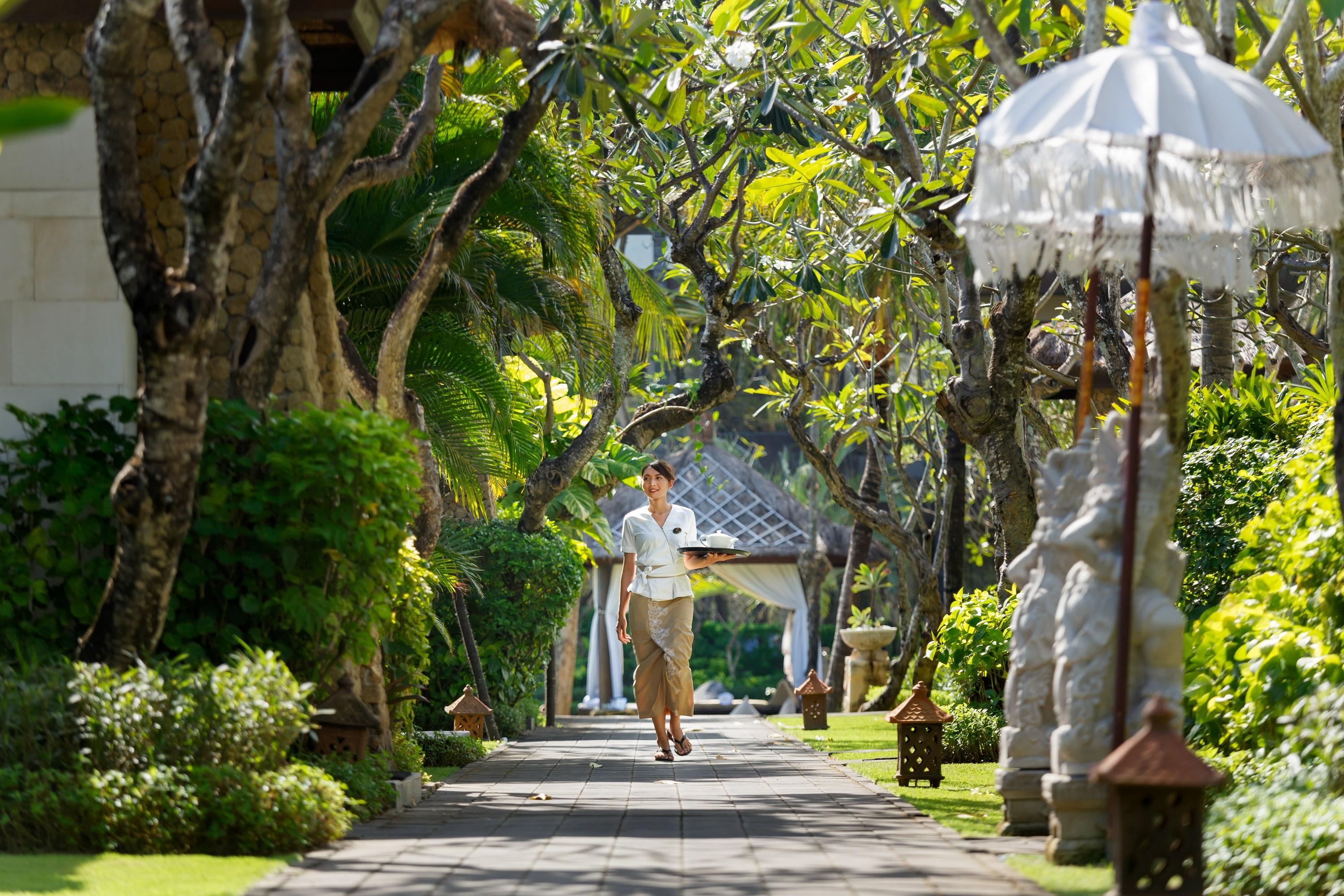 The Seminyak Beach Resort & Spa Ngoại thất bức ảnh The path to the lobby