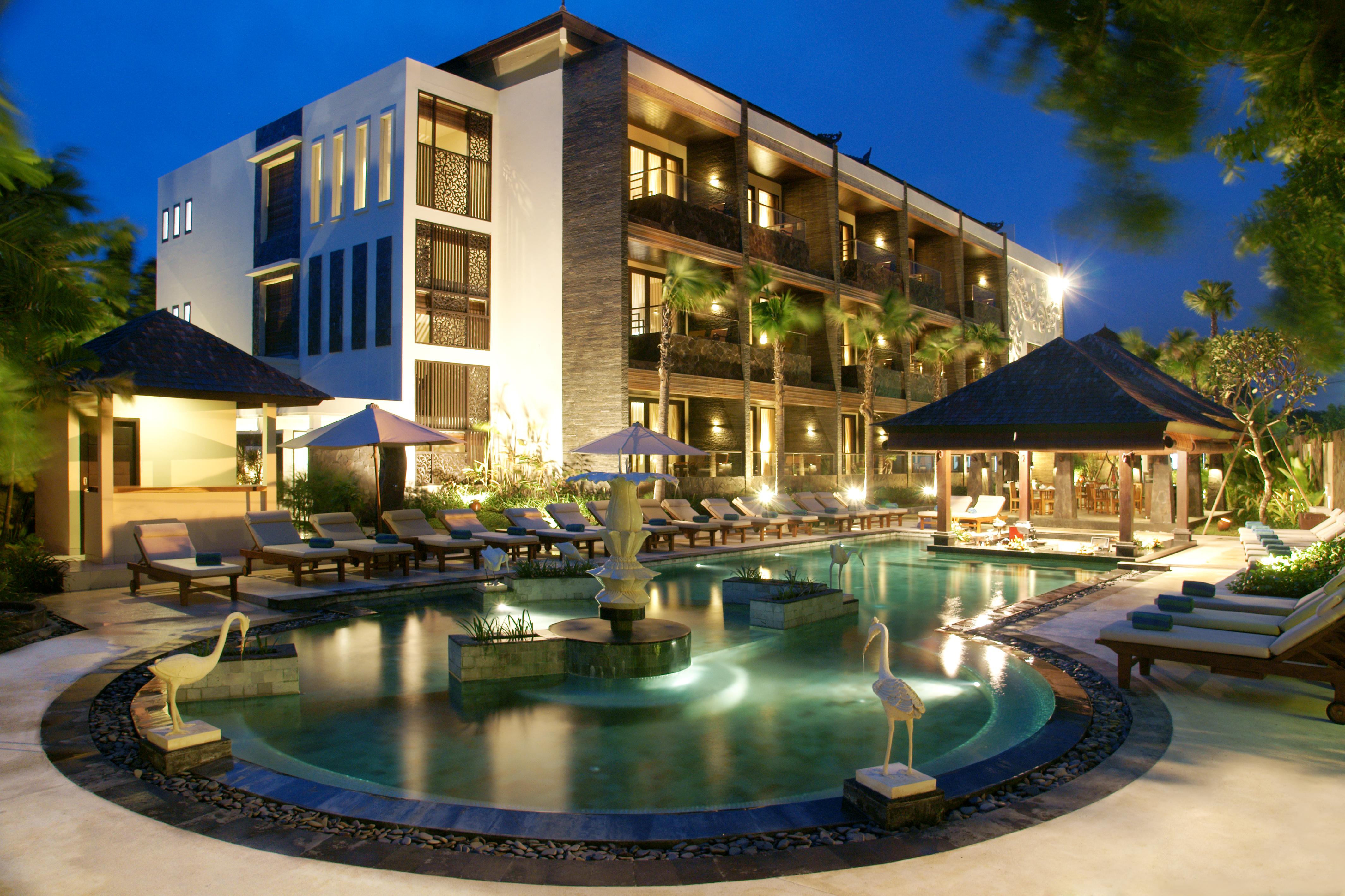 The Seminyak Beach Resort & Spa Ngoại thất bức ảnh The hotel's main pool