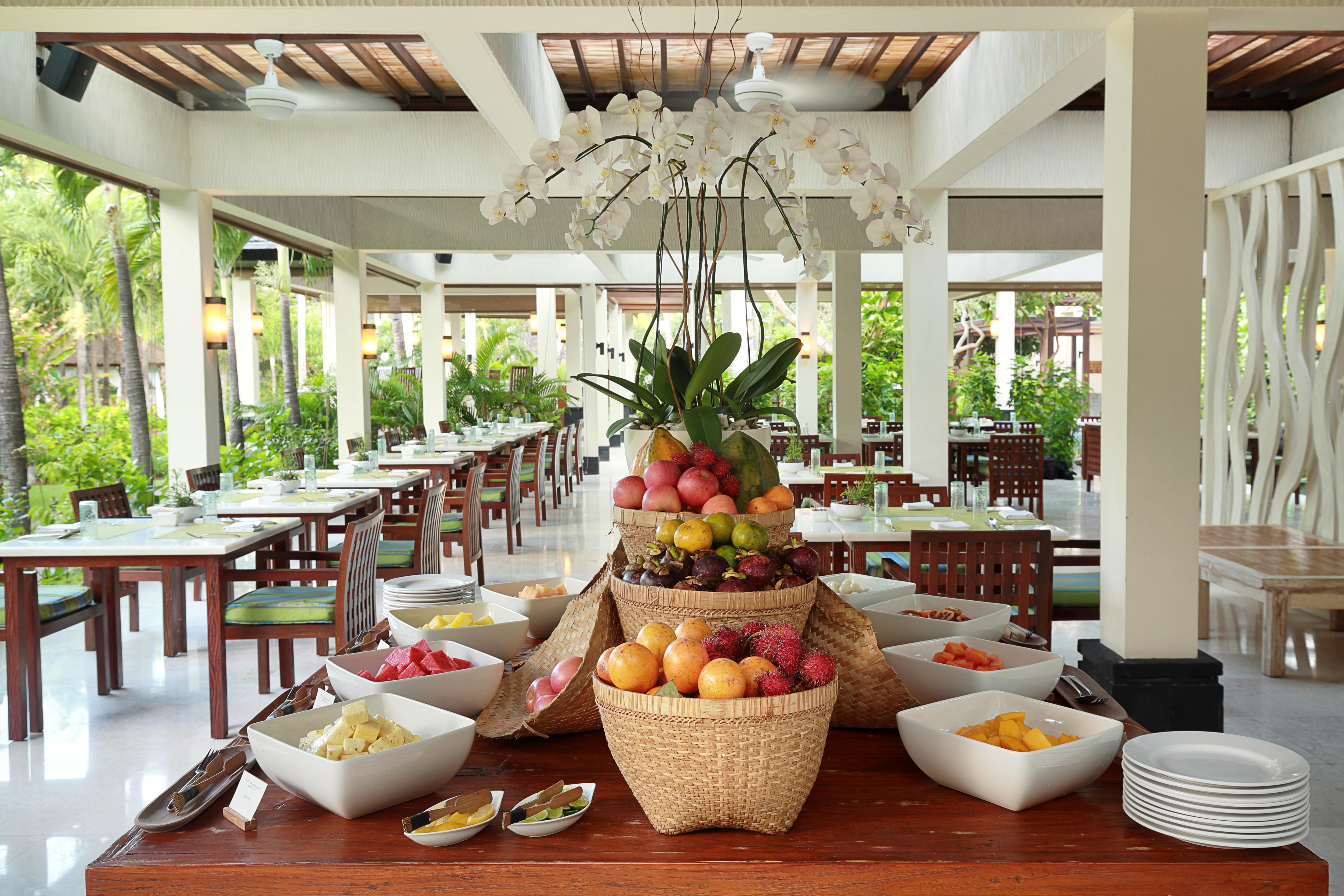 The Seminyak Beach Resort & Spa Ngoại thất bức ảnh A buffet at a resort