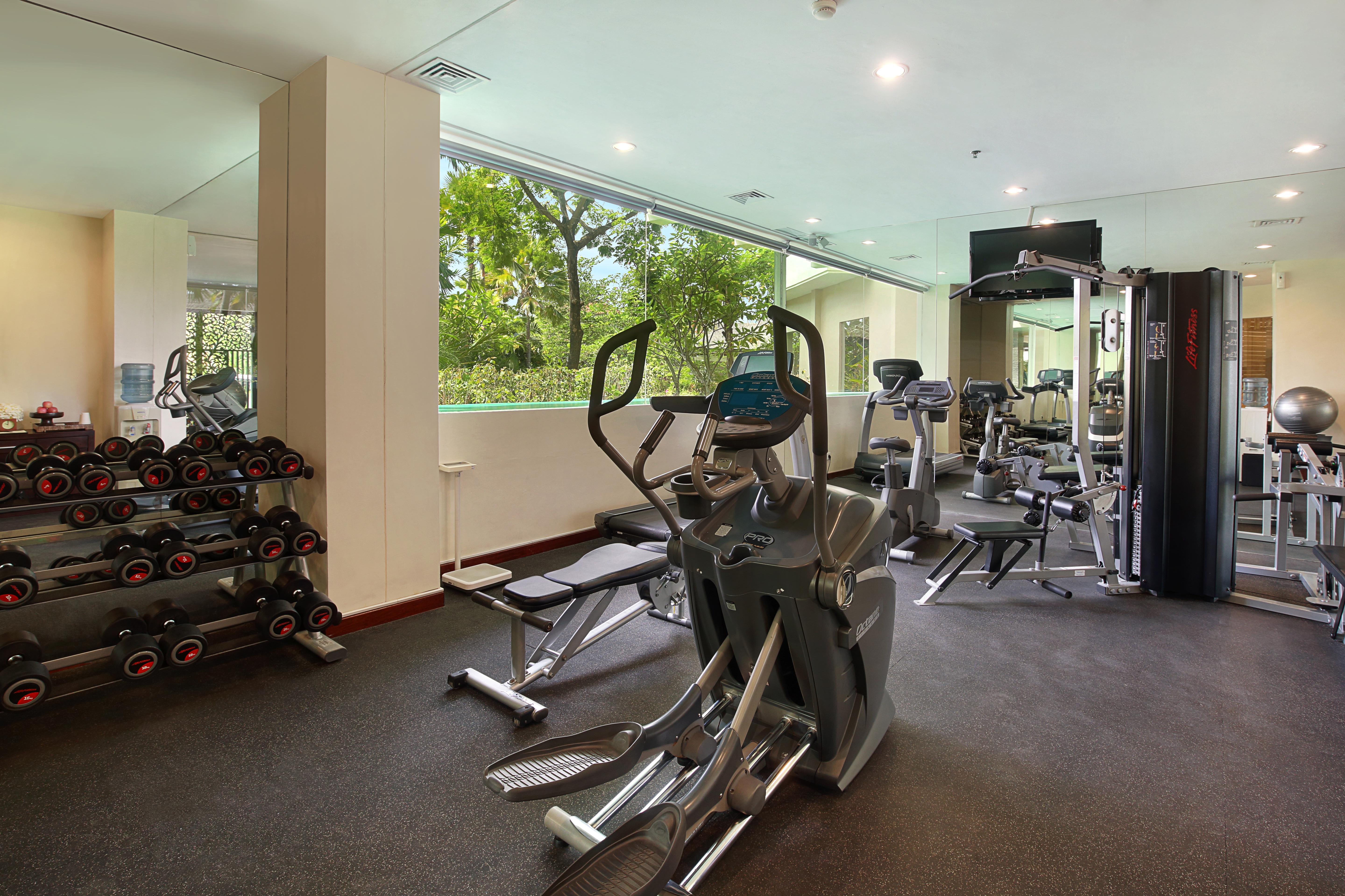 The Seminyak Beach Resort & Spa Ngoại thất bức ảnh The gym at the hotel